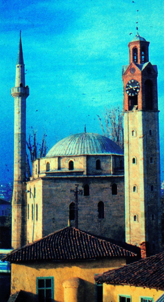 Kosova’nın merkezi Priştine’dekiFâtih Camii ve saat kulesi