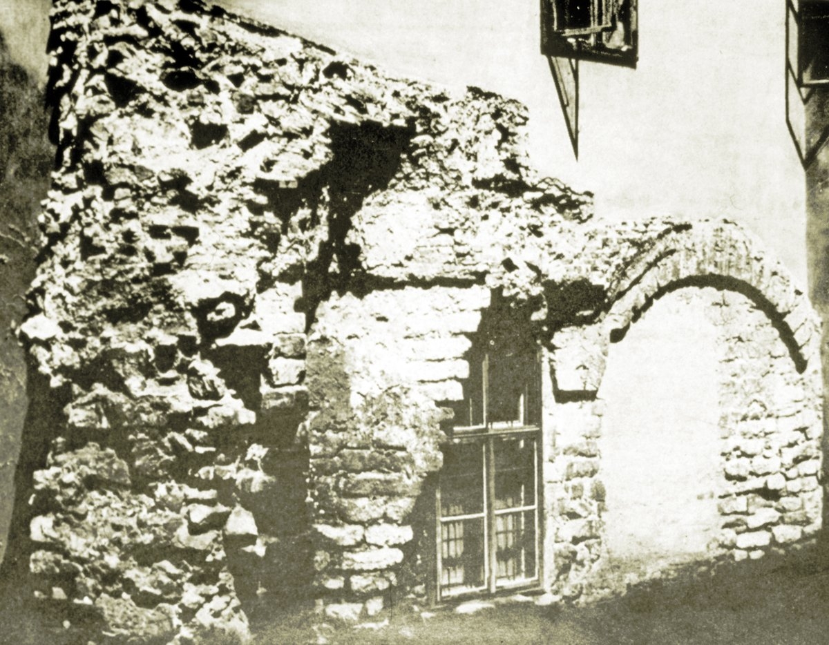 Güzelce Rüstem Paşa Hamamı’nın kalıntılarını gösteren eski bir fotoğraf (Molnar, lv. XXXVI)