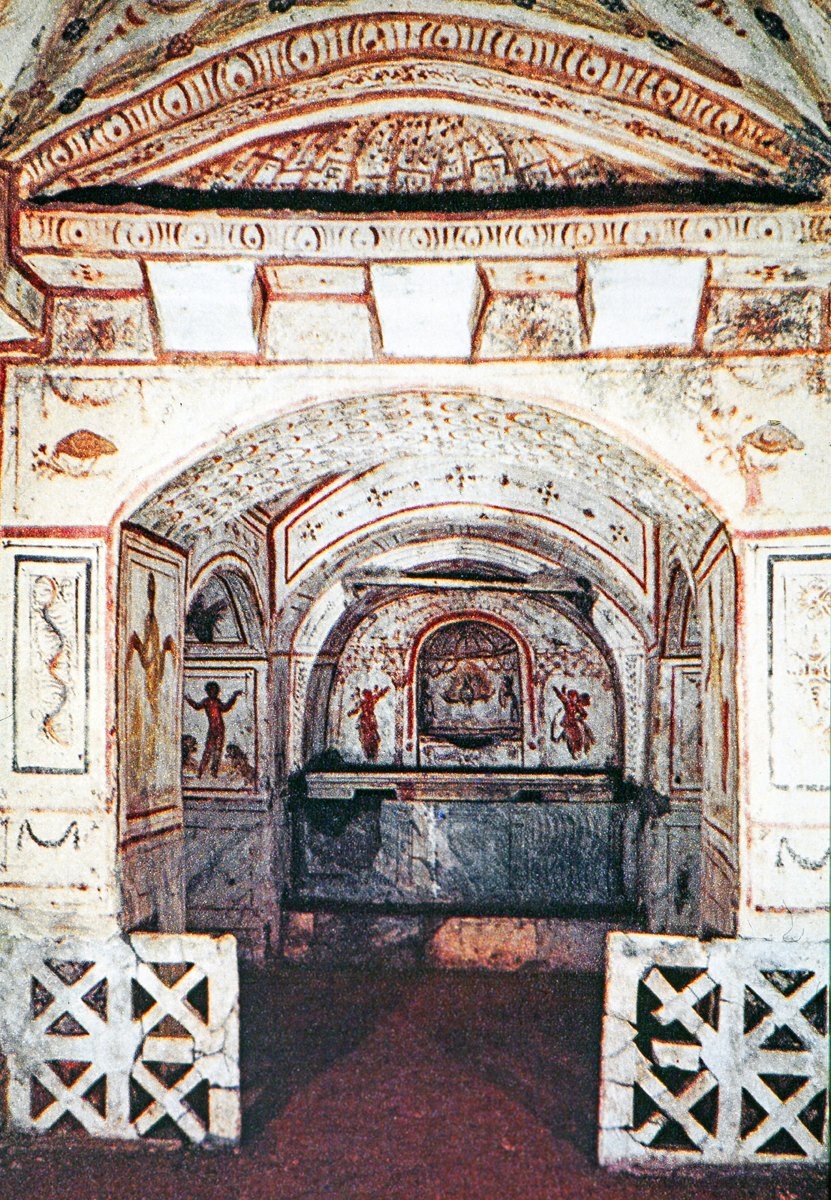 Hıristiyanlığın meşrû bir din olarak kabulünden önce kullanılan gizli mâbedlerden Via Latina Katakombu’nun içinden bir görünüş – Roma/İtalya