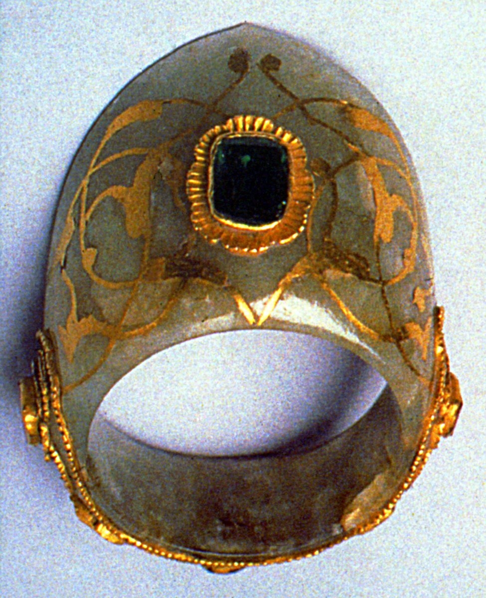 XVI. yüzyılın ikinci yarısına ait zümrütlü yeşim ok yüzüğü (TSM, Envanter nr. 2/83)