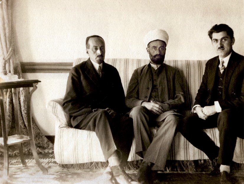 M. Şerefettin Yaltkaya Cumhuriyet devrinde ilmiye kıyafetiyle Abdülkadir Baykara (solda) ve Hasan Âli Yücel’in arasında (İsmail Kara fotoğraf arşivi)