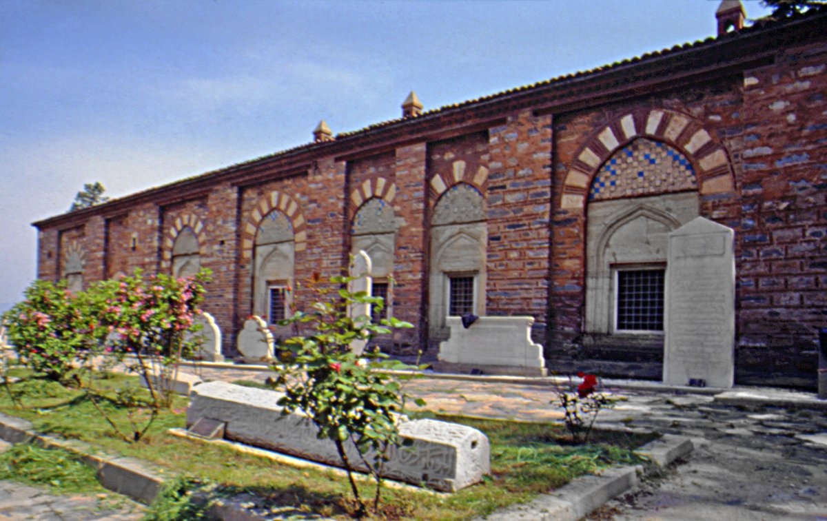 Bursa Türk ve İslâm Eserleri Müzesi’nin kitâbe, lahit ve mezar taşlarının sergilendiği bahçesi