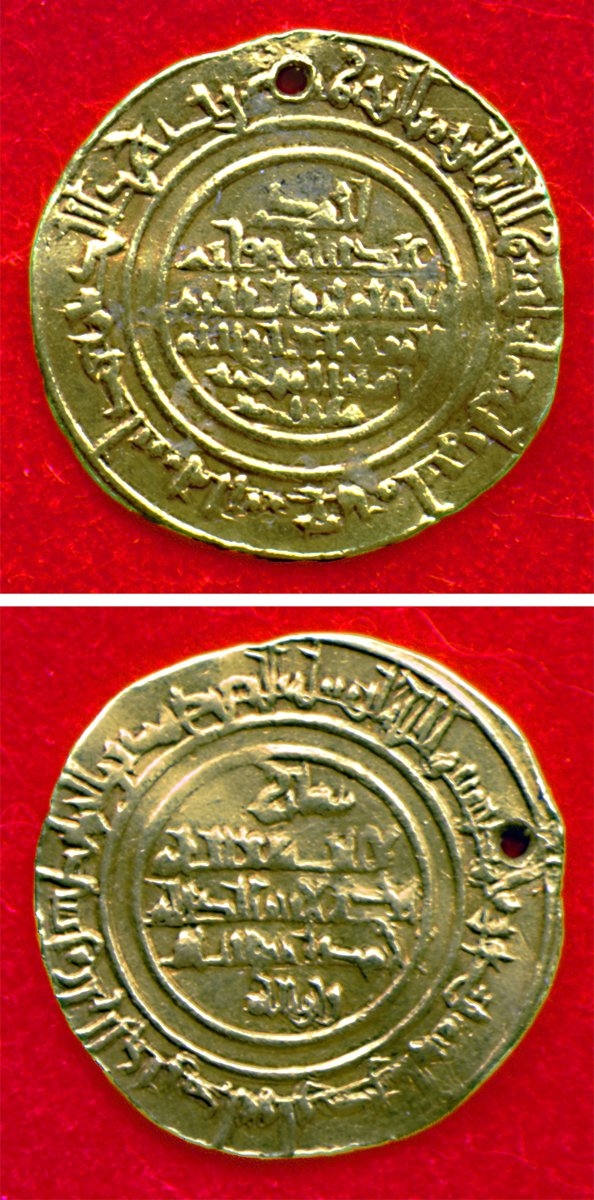 Akkâ’da basılan hicrî 489 (1095) tarihli altın sikke (İstanbul Arkeoloji Müzeleri, Teşhir nr. 668)