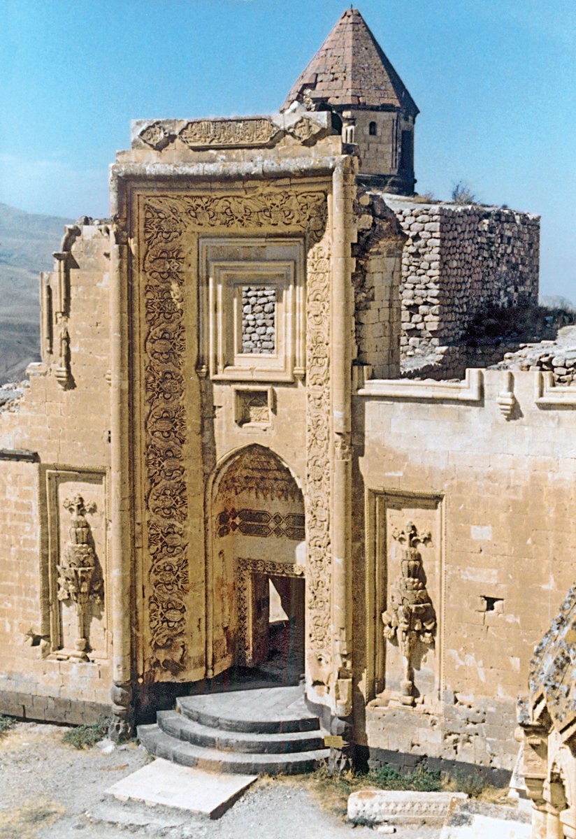 İshak Paşa Sarayı’nın harem kısmının taçkapısı