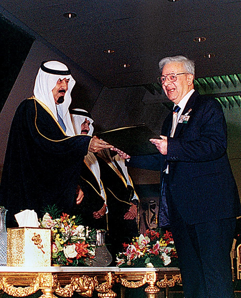 Sâlih Ahmed el-Alî 1989 yılında Kral Faysal Uluslararası İslâm Araştırmaları ödülünü alırken