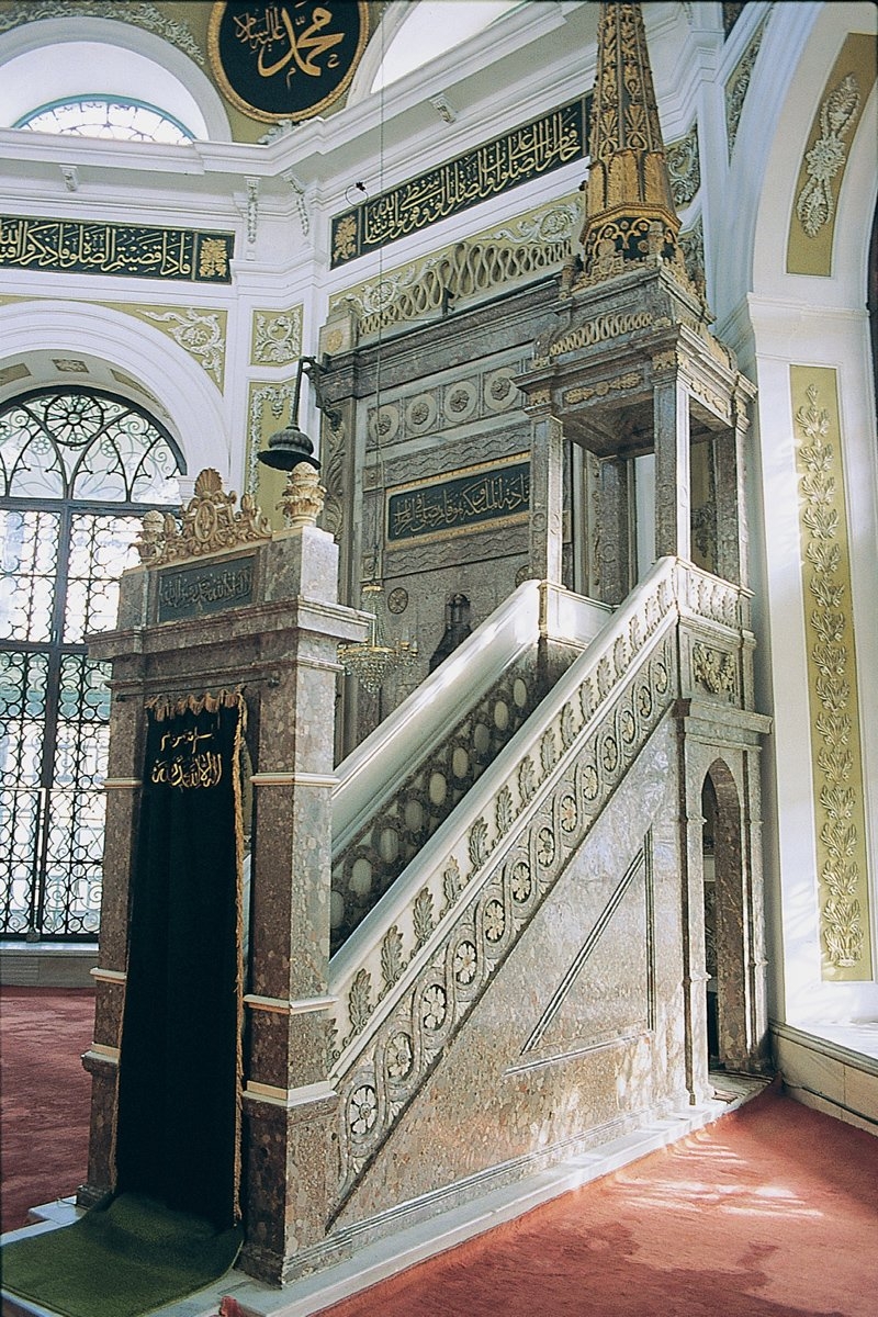 Fatih Hırka-i Şerif Camii’nin empire üslûbundaki minberi