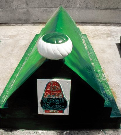 Eşrefoğlu Rûmî’nin kendi adıyla anılan camiinin hazîresindeki sandukası – İznik/Bursa