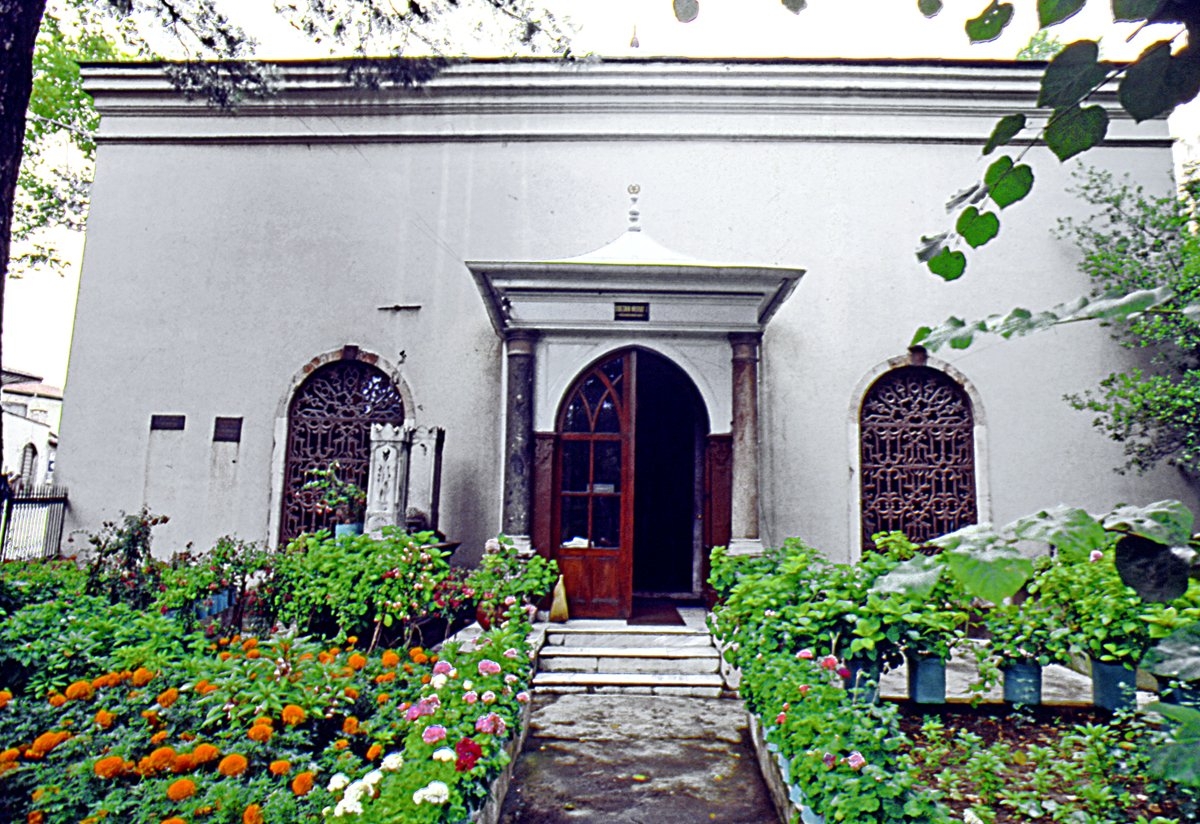 Hudâvendigâr Külliyesi’nde I. Murad’ın türbesi