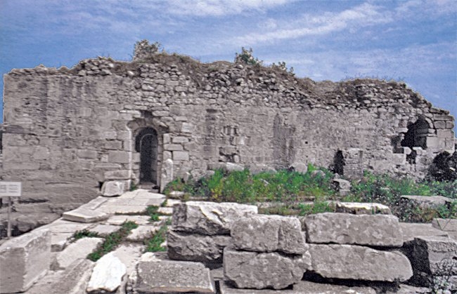 Balat’ta Menteşeoğulları döneminde inşa edilmiş bir hamamın kalıntıları