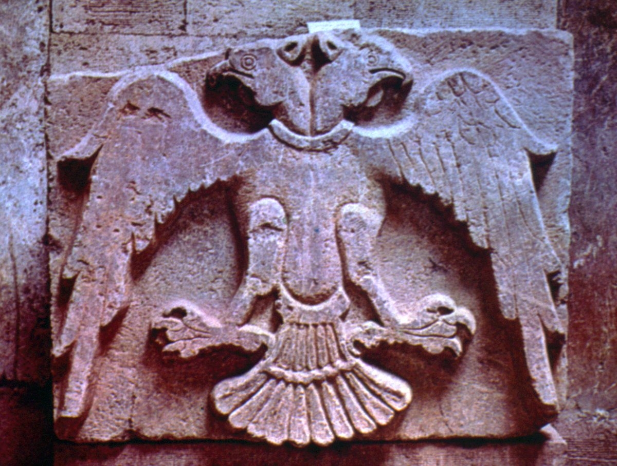 Konya Kalesi’ne ait çift başlıkartal figürlü taş kabartma