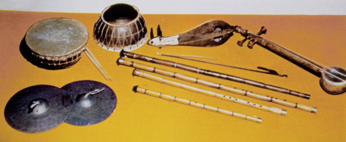 Divan Edebiyatı Müzesi’nde sergilenen çeşitli tasavvuf mûsikisi aletleri (ney, nr. 330, 331, 334, 384; kudüm ve rebap, nr. 336, 86; kemençe ve çalpara, nr. 338)