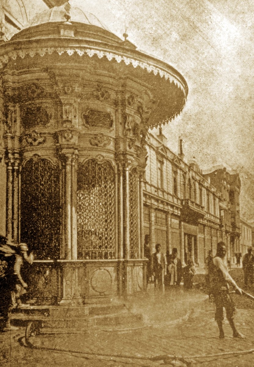 Hamidiye Sebili’ni sıbyan mektebine bitişik durumda iken gösteren eski bir fotoğraf (Semavi Eyice fotoğraf arşivi)