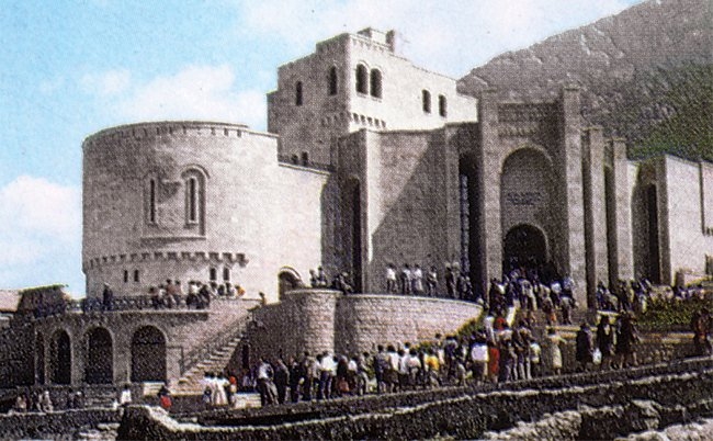 Tiran’ın kuzeyindeki Akçahisar Kalesi