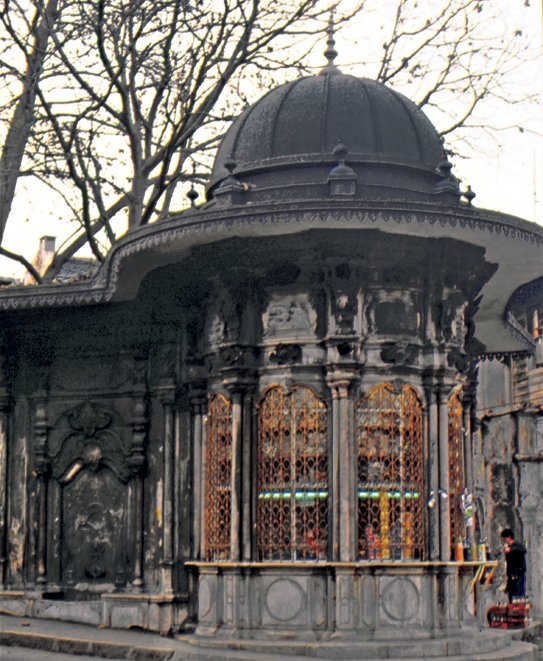 Türk barokunun üslûp özelliklerini gösteren yapılardan Zeynep Sultan Camii önüne taşınmış Sirkeci’deki I. Abdülhamid Külliyesi’ne ait çeşme-sebil – Fatih/İstanbul