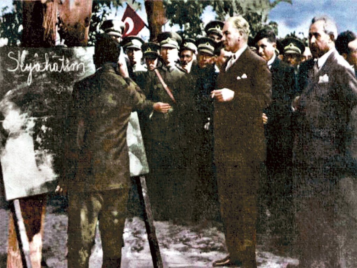 Reisicumhur Mustafa Kemal Paşa ile Başvekil İsmet İnönü millet mekteplerinden birini denetlerken