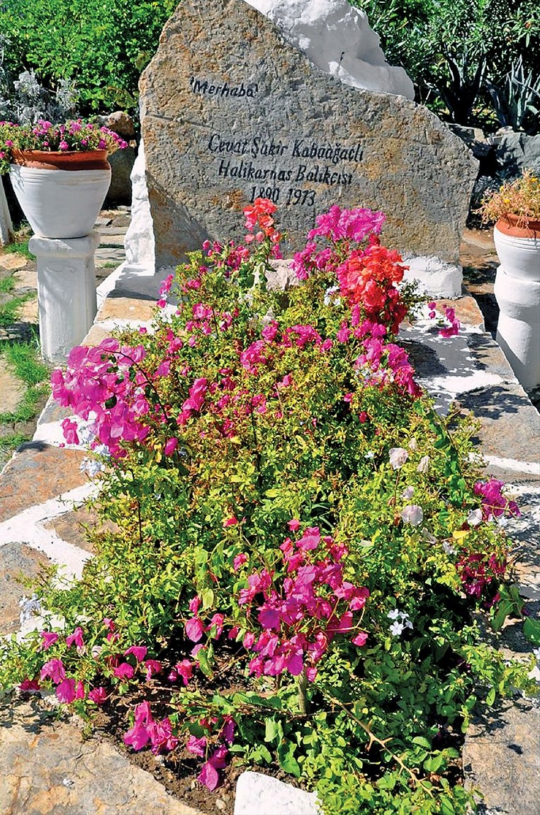 Cevat Şakir Kabaağaçlı’nın Bodrum’daki mezarı
