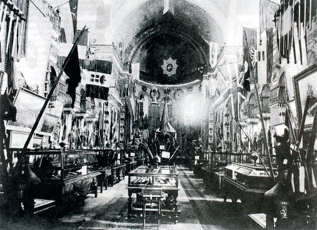 1940 yılına kadar eski silâhların sergilendiği Aya İrini Kilisesi’nin müze olarak kullanıldığı dönemden bir görünüş