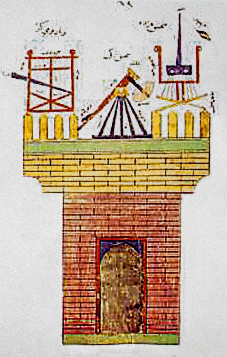 Bir kale burcunda üç mancınık gösteren minyatür (İbn Erenbugā, el-Enîḳ fi’l-menâcenîḳ, TSMK, nr. 3469, vr. 63a)