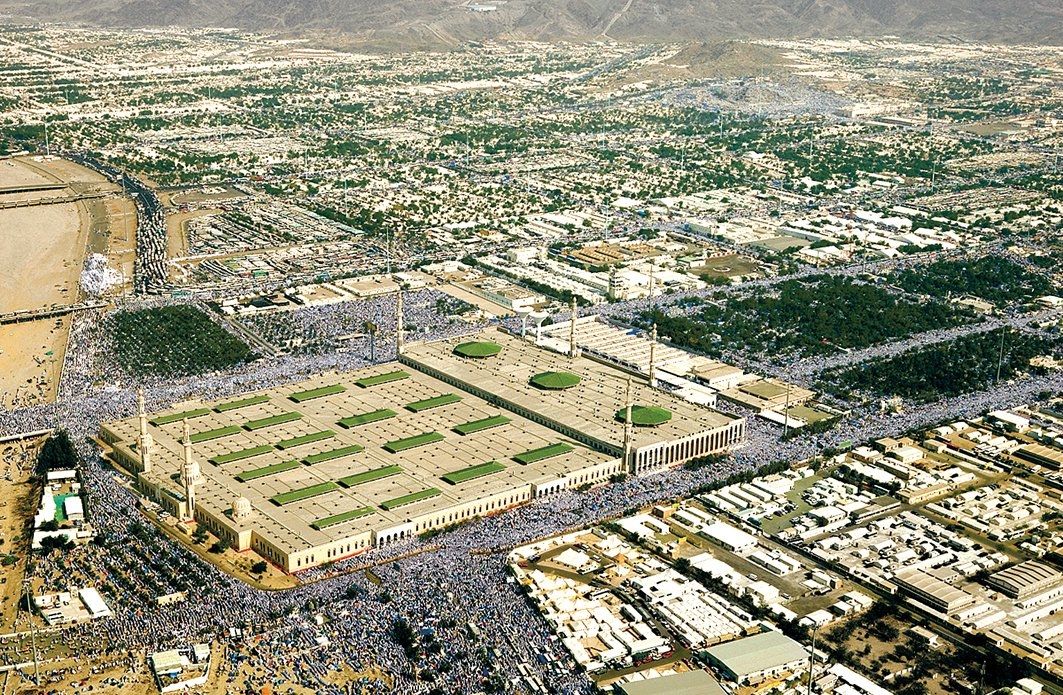 Hz. Peygamber’in Vedâ haccı sırasındakonakladığı ve Vedâ hutbesini okuduğu alanda yapılan Mescid-i Nemire(Fatma Durgut – Orhan Durgut fotoğraf arşivi)