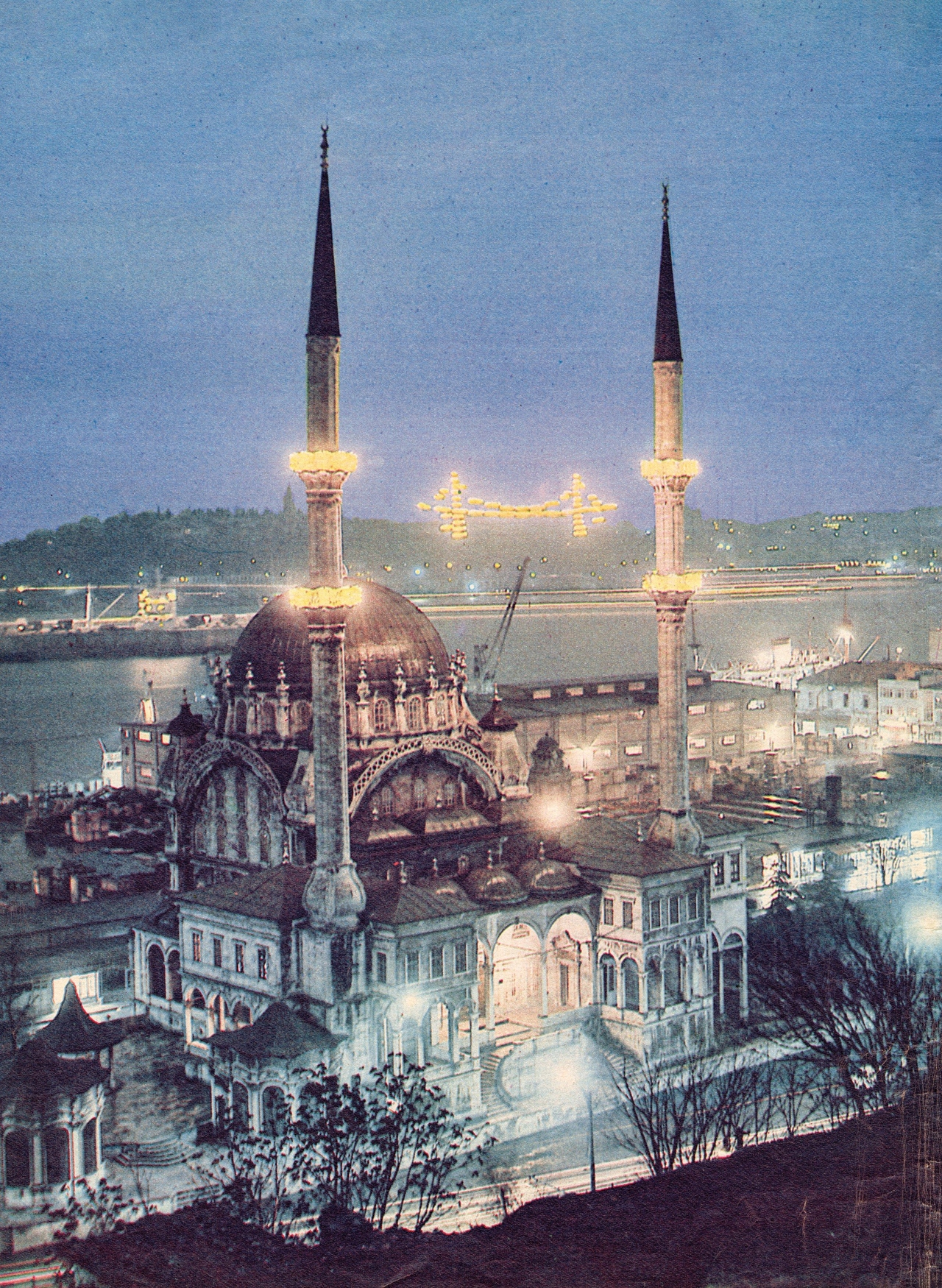 1970 yılında yapımına başlanan Boğaziçi Köprüsü için Nusretiye Camii’nde kurulan köprü şeklindeki mahya (Hayat Mecmuası, sy. 47, 19 Kasım 1970)