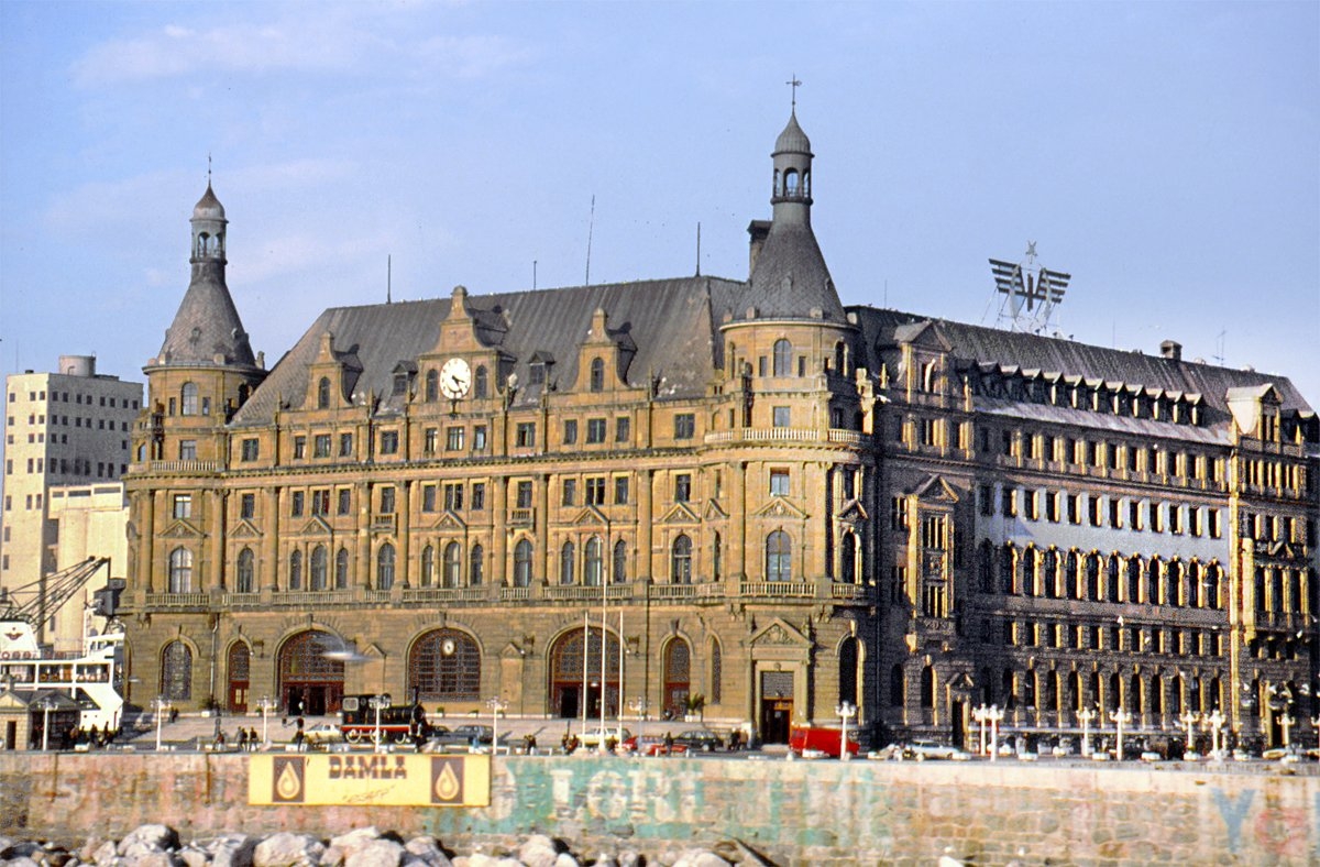 Bağdat demiryolunun başlangıç noktası olan İstanbul Haydarpaşa Garı