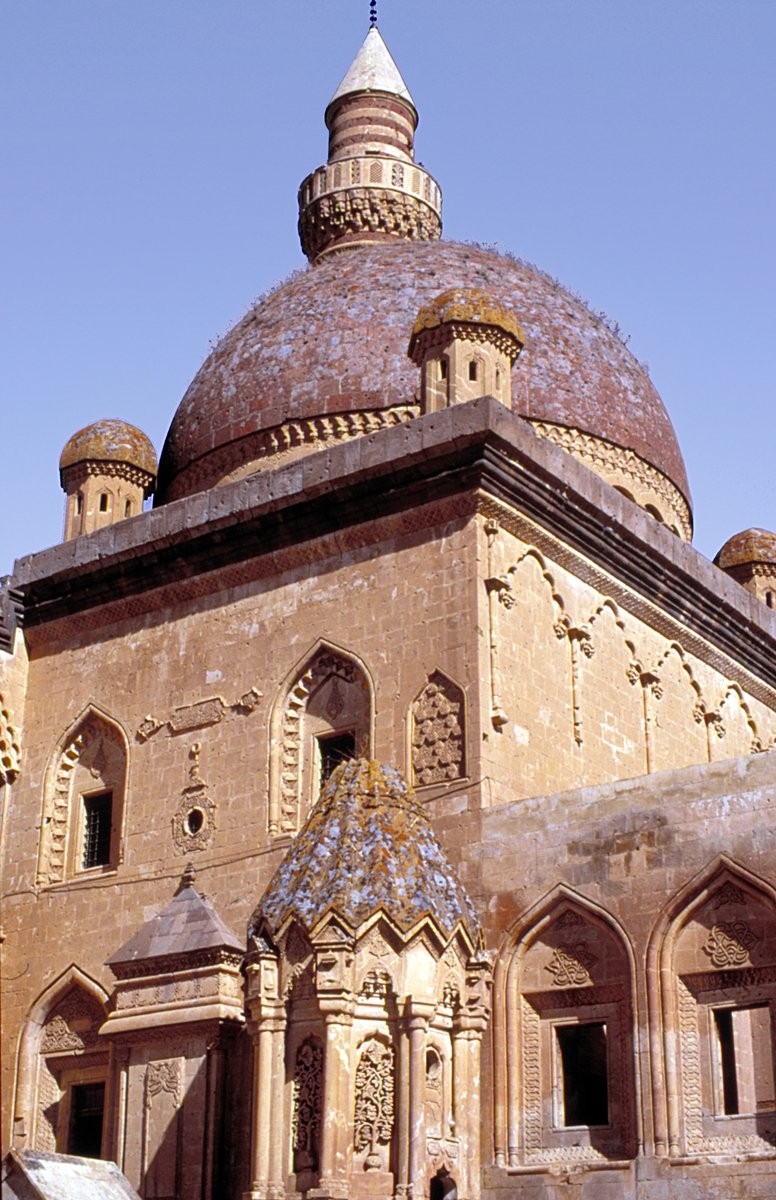 İshak Paşa Sarayı’nın ikinci avlusundaki cami ve türbe