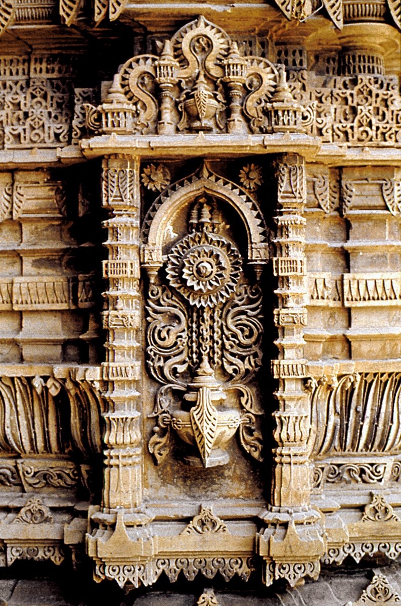 Kutbüddin Ahmed Şah Camii’nin minare nişindeki taş süslemeden bir detay – Ahmedâbâd/Hindistan