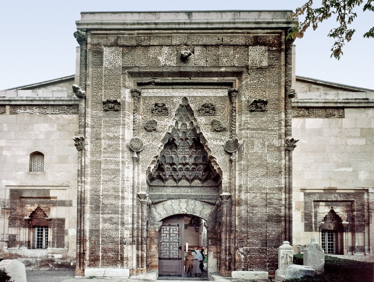 Burûciye Medresesi’nin ana eyvanı ile taç kapısı