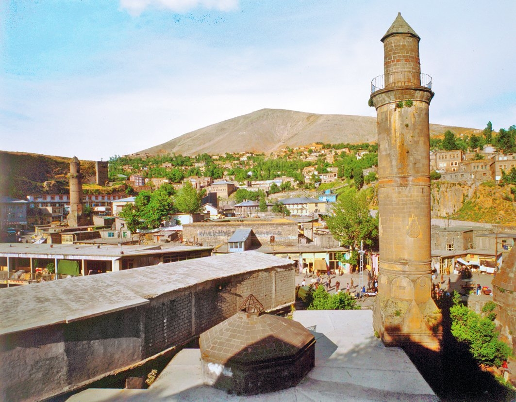 Şerefiye İmareti ve duvarına bitişik olarak inşa edilen minaresi