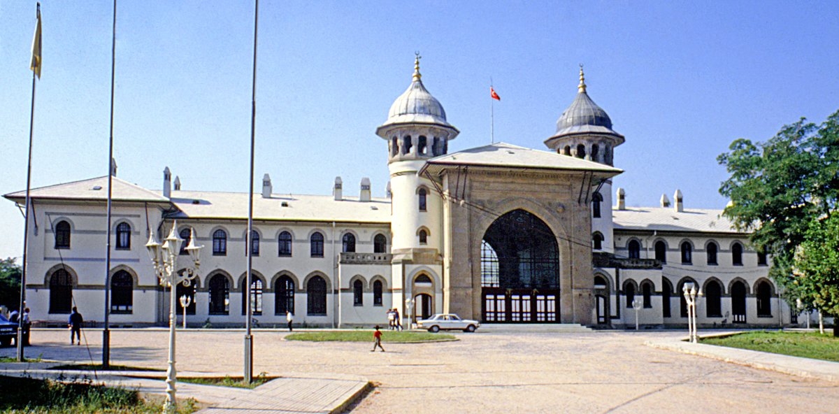 Türk neo-klasiği üslûbunda inşa edilen Karaağaç Tren İstasyonu – Edirne