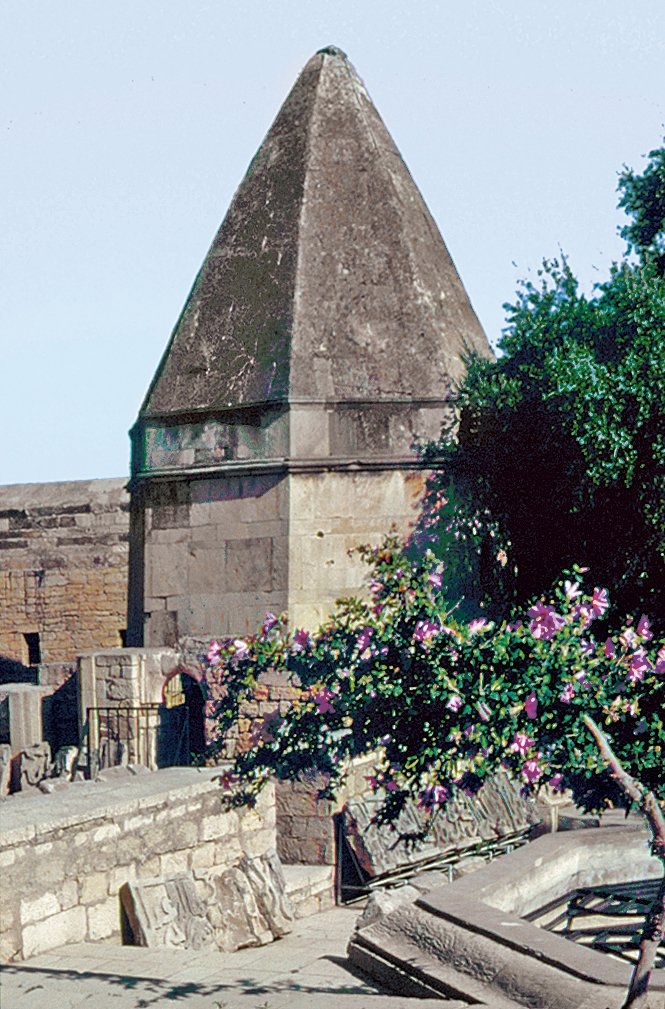 Şirvanşahlar Sarayı’nın arka avlusundaki Seyyid Yahyâ-yı Şirvânî (Bakûvî) Kümbeti (Derviş Kümbeti)