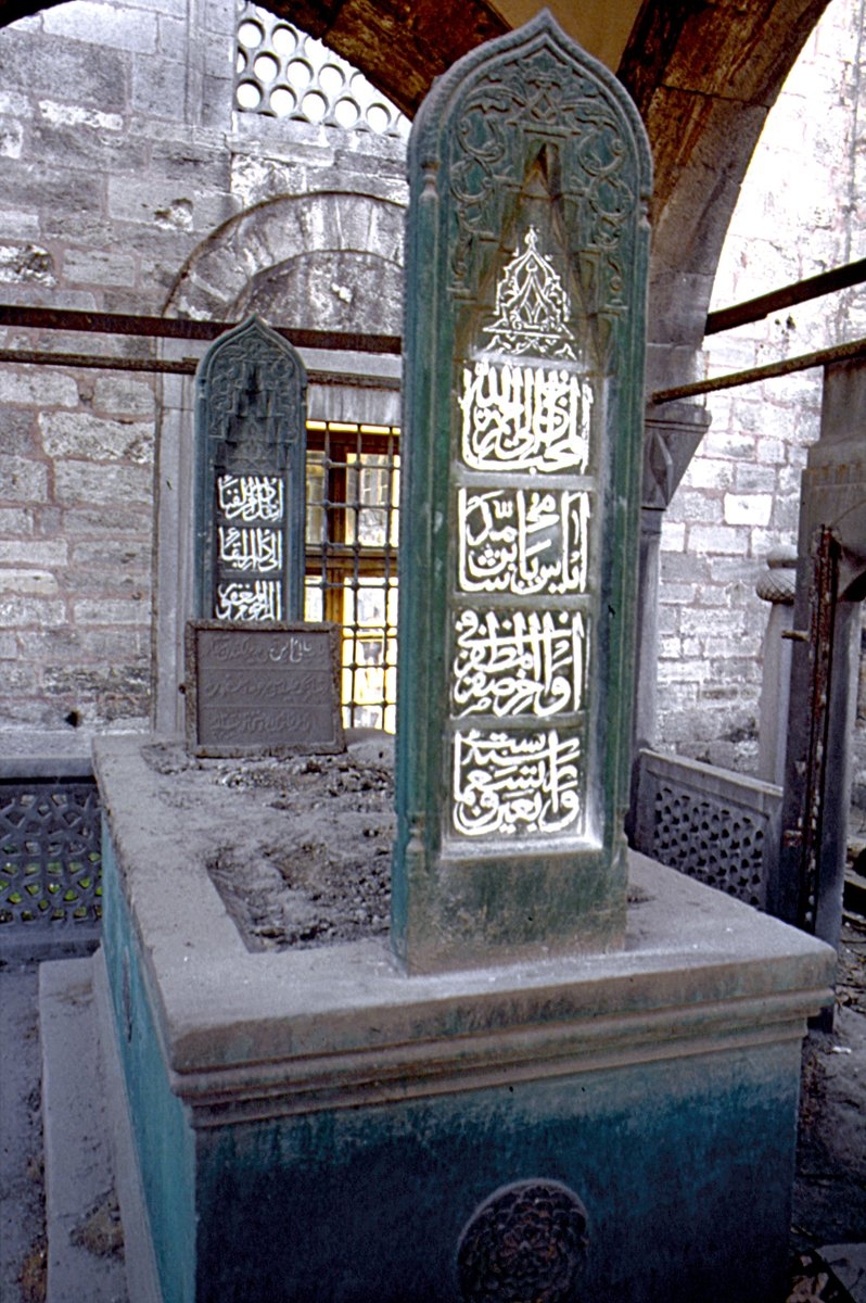 Ayas Paşa’nın Eyüp Sultan Camii hazîresindeki türbesinde bulunan kabri – Eyüpsultan/İstanbul