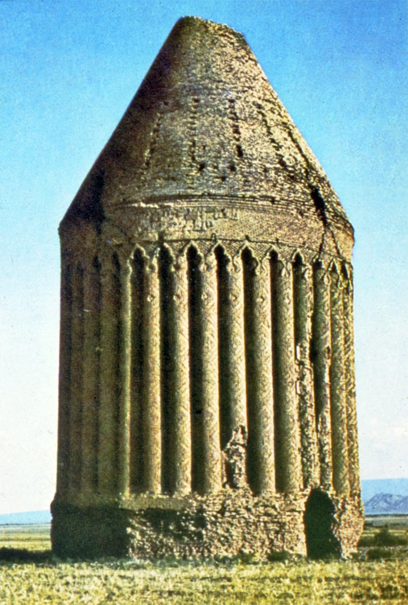 Gövdesi yivli konik külâhlıDoğu Râdkân Kümbeti – İran