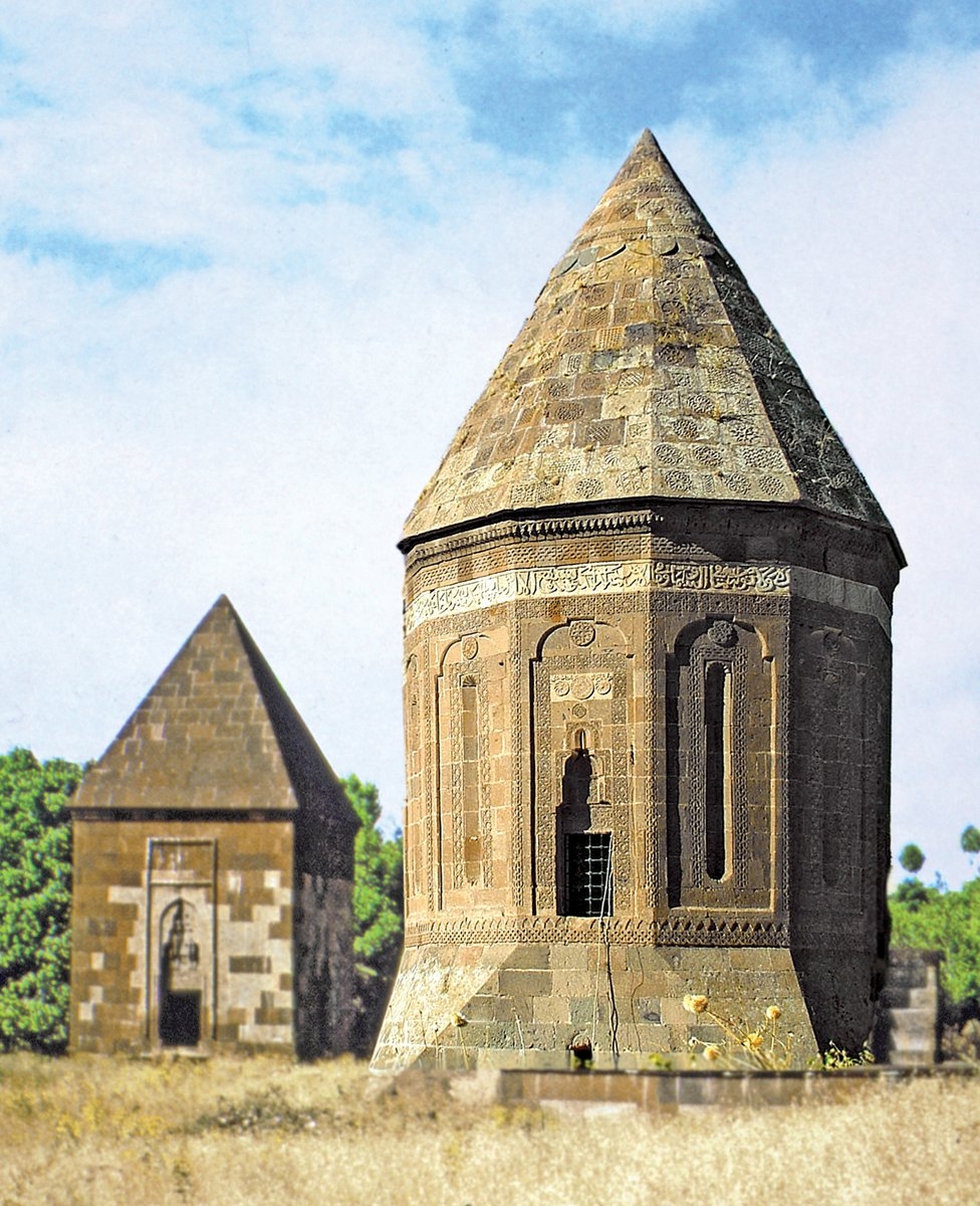 Ahlat’ta Erzen Hatun (önde) ve Şeyh Necmeddin kümbetleri