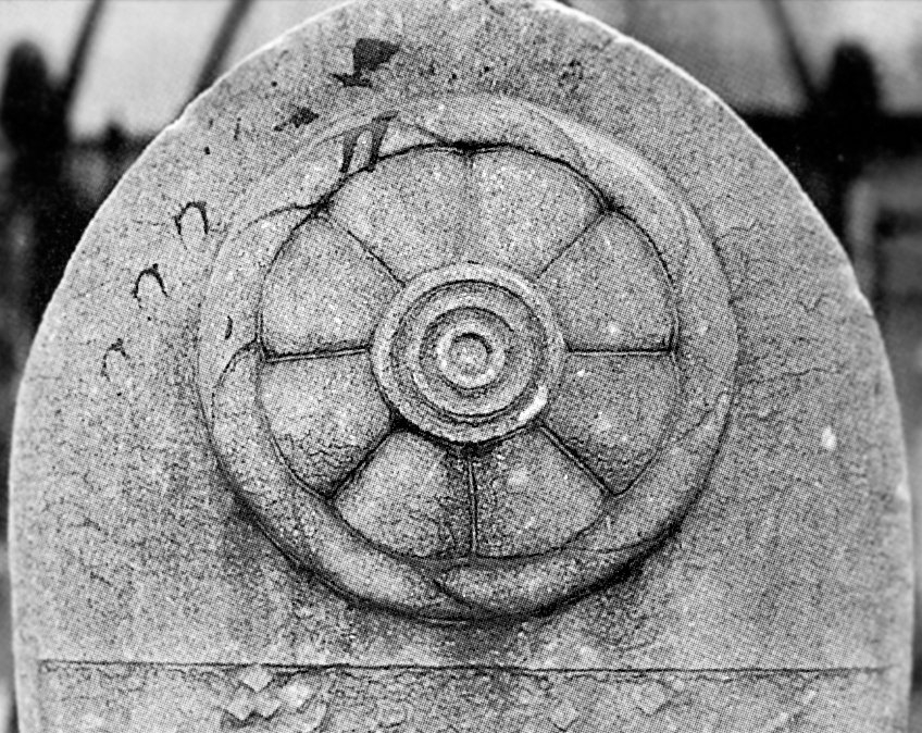 Karabulak Tekkesi (Fatih, Hırka-i Şerif) hazîresinde, üzerinde sekiz terkli Rûmiyye tacı ve Kādirî gülü kabartması olan mezar taşından bir detay (M. Baha Tanman fotoğraf arşivi)