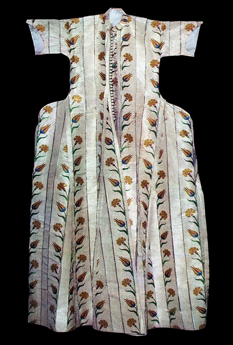 Kanûnî Sultan Süleyman’ın lâle ve karanfil motifleriyle süslenmiş ipek kaftanı(TSM, Envanter nr. 13/58)