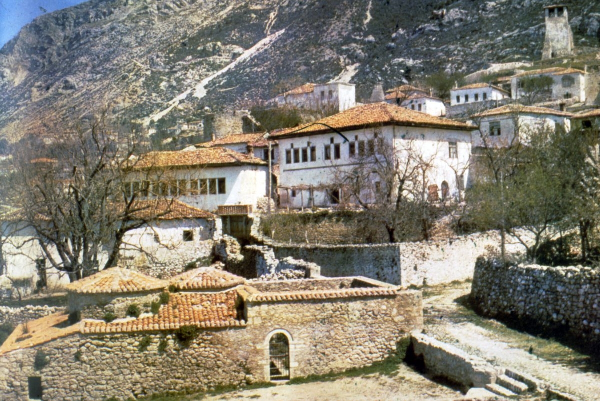 Kruya Kalesi’nin bulunduğu tepenin eteğindeki evler ve küçük bir hamam