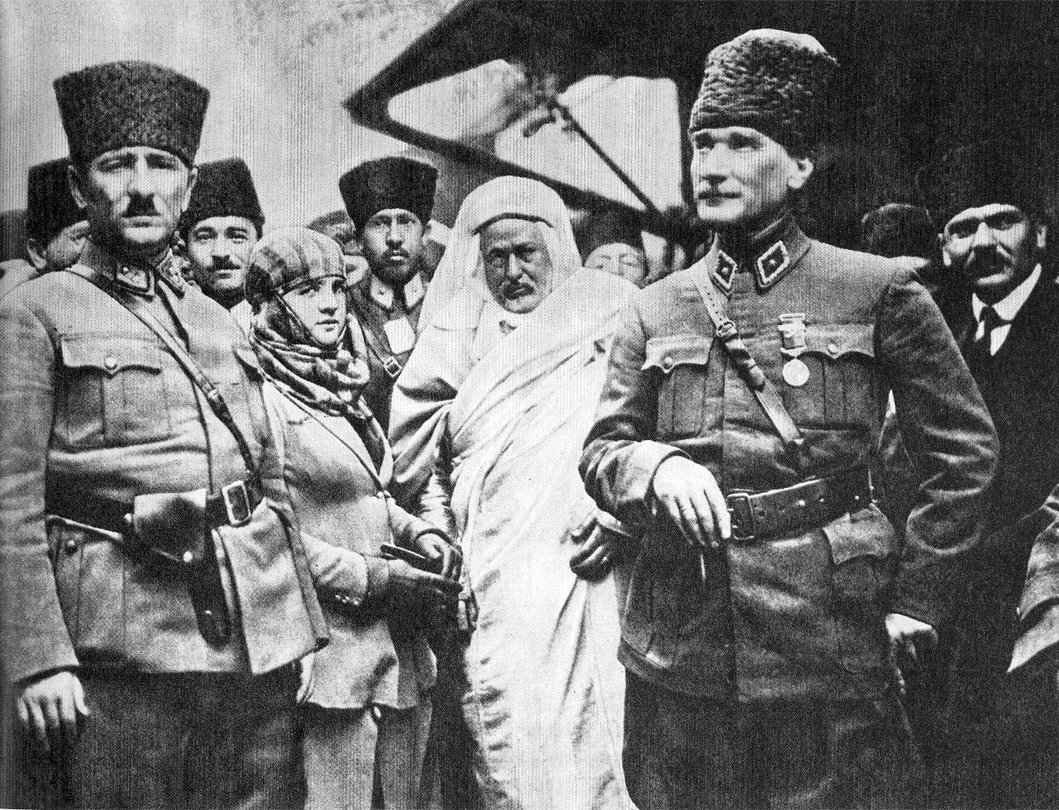 Ahmed Şerîf es-Senûsî’ninTarsus Yenice Tren İstasyonu’ndaMustafa Kemal Atatürk tarafından karşılanışı