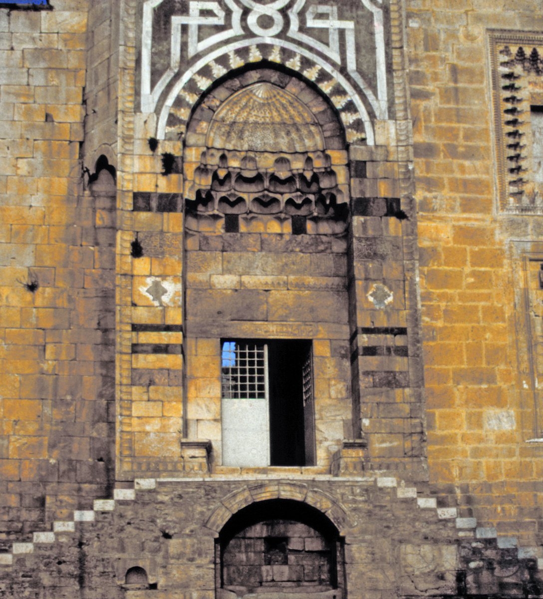 Îsâ Bey Camii’nin taçkapısının yer aldığı batı cephesinden bir detay