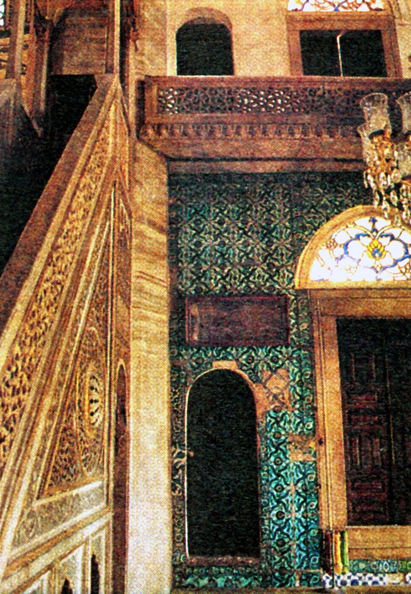 Hekimoğlu Ali Paşa Külliyesi’ndecami-tevhidhânenin batı kesiminde yer alan halvethânelerin kapıları