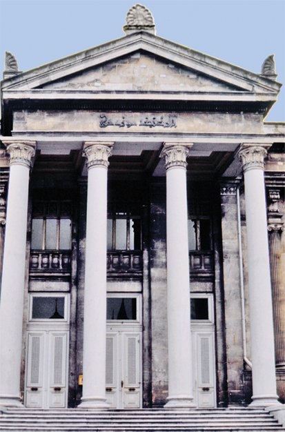 İlkçağ karakterinde empire üslûbundaki yapılardan Âsâr-ı Atîka (Arkeoloji) Müzesi’nin girişlerinden biri – İstanbul