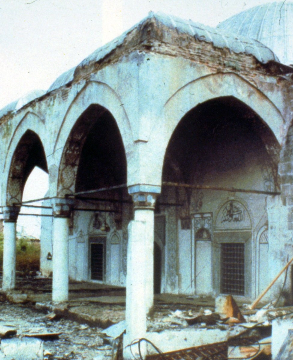 1999 savaşında Gjakova’da (Kosova)Sırplar tarafından tahrip edilen tarihîHadum Camii’nin son cemaat yeri