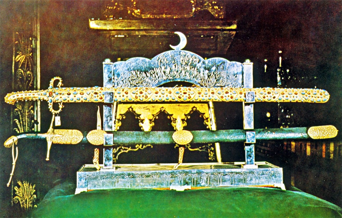 Hz. Peygamber’e nisbet edilen kılıçlar(TSM, Envanter nr. 21/129-130)