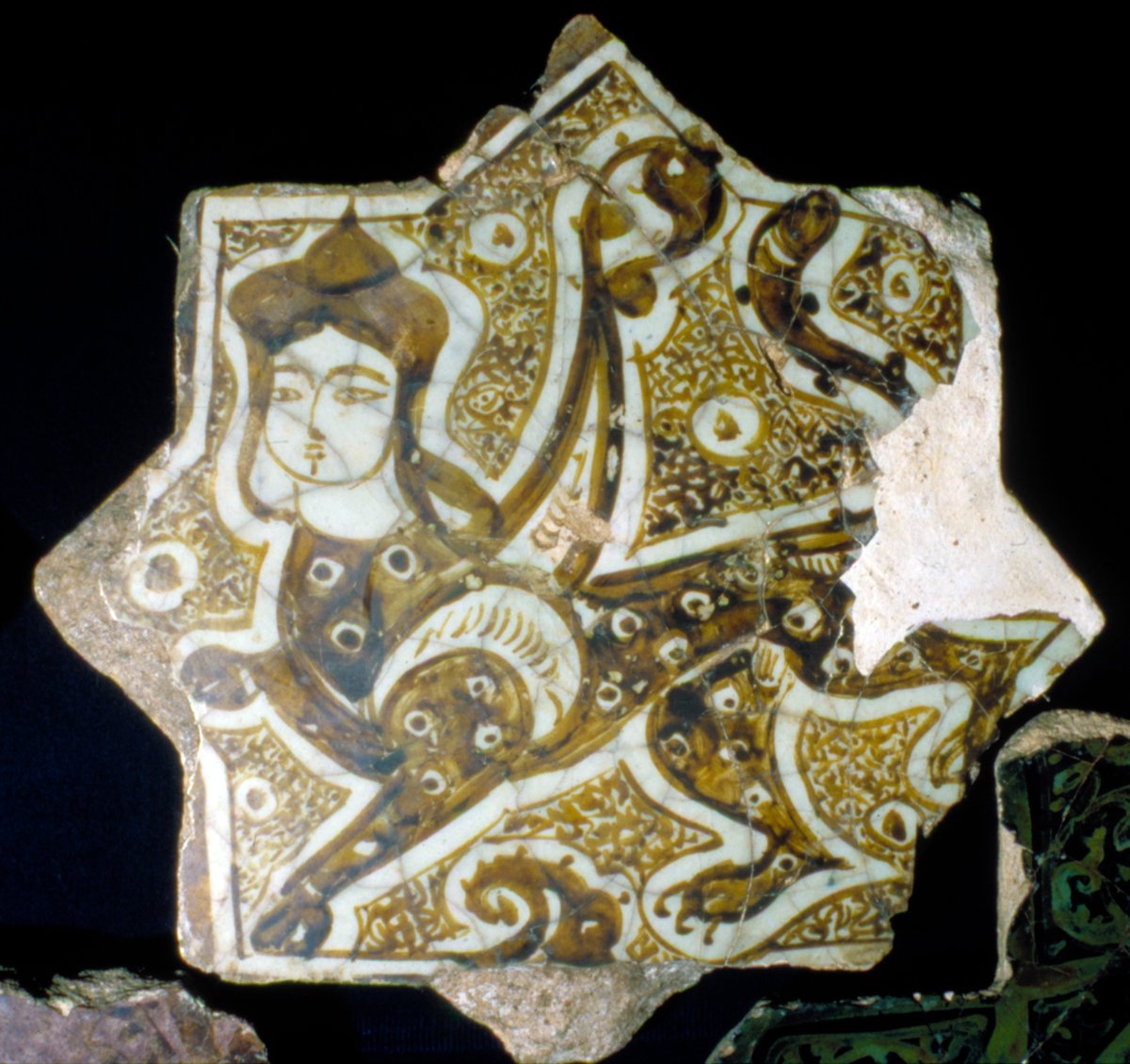 Konya Karatay Medresesi Çini Eserleri Müzesi’nde Kubâdâbâd Sarayı çinilerinden efsanevî hayvan figürlü parça (Envanter nr. 1309)