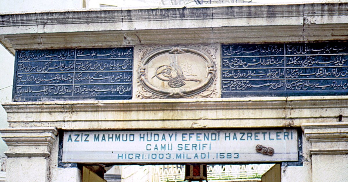 Aziz Mahmud Hüdâyî Külliyesi’nin Sultan Abdülmecid devrinde yeniden inşasına ait olan cümle kapısı üzerindeki 1272 (1855-56) tarihli kitâbe