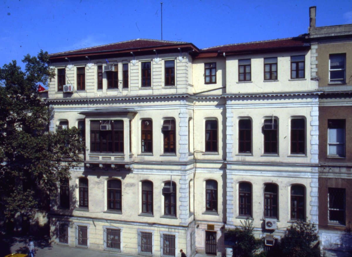 Günümüzde İstanbul Millî Eğitim Müdürlüğüolarak kullanılan Cağaloğlu’ndakiRauf Paşa Konağı – Fatih/İstanbul