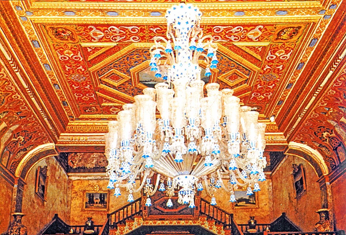 Beylerbeyi Sarayı’ndan bir avize