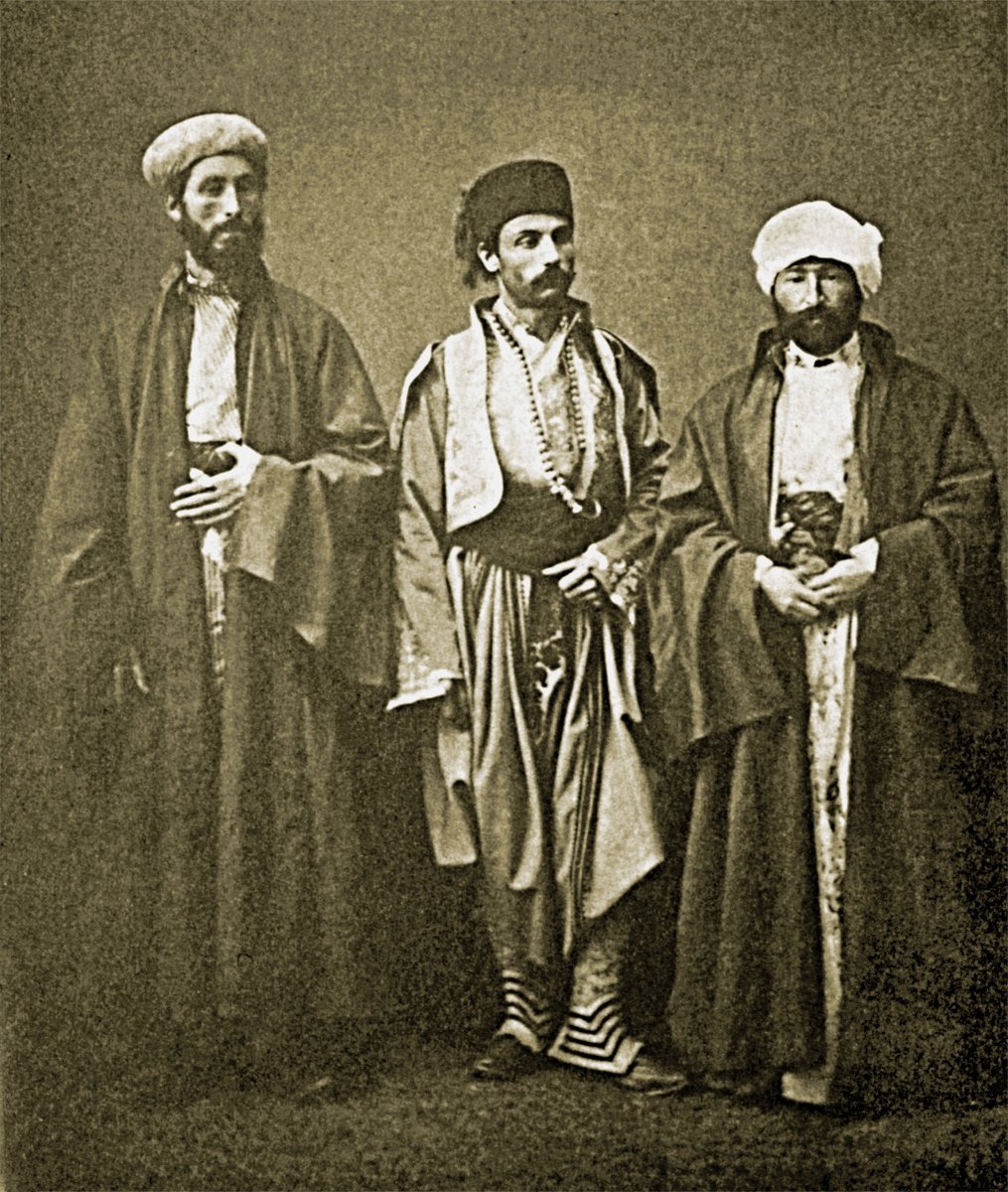 XIX. yüzyılda Selânikli hahambaşı, Manastırlı eşraf ve Selânikli hocayı kendi yörelerine aitkıyafetlerle gösteren fotoğraf(1873 Yılında Türkiye’de Halk Giysileri, s. 127)
