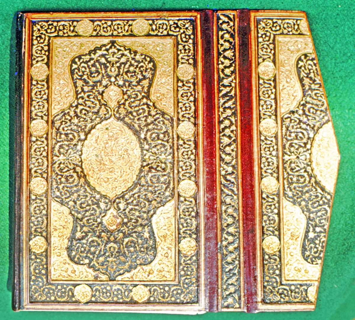 Alttan ayırma şemseli cilt kapağı(Dîvân-ı Muhibbî, TİEM, nr. 1962)