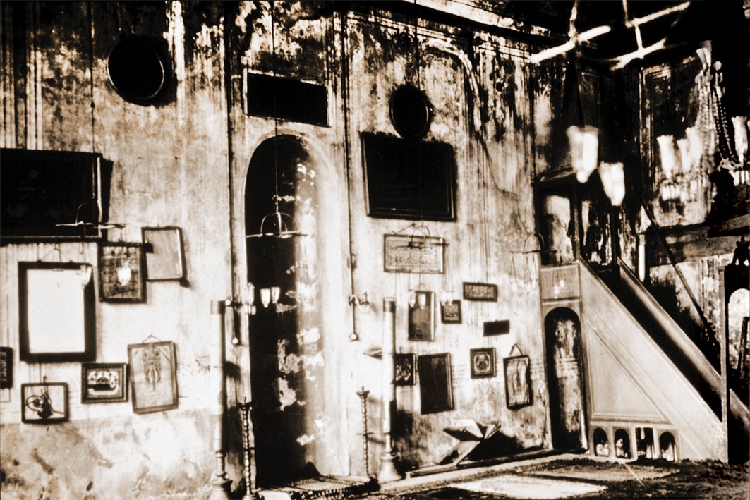 Gümüşhânevî Tekkesi’nde cami-tevhidhânenin mihrap duvarı (M. Baha Tanman fotoğraf arşivi)